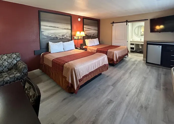 Super 8 by Wyndham Pasadena/La Area